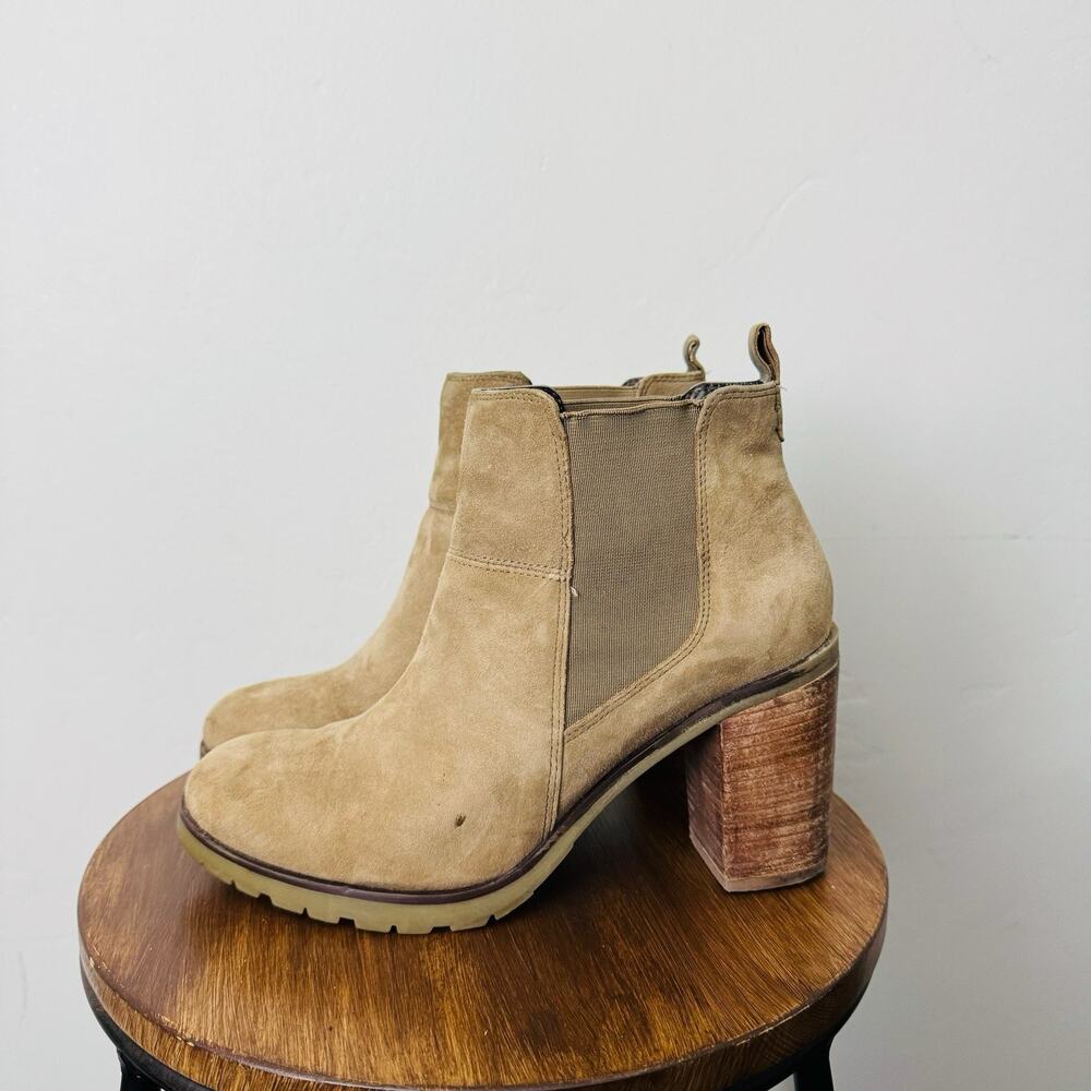 Crevo Alicia Chelsea Tan Suede Heeled Bootie Women’s Size 9
